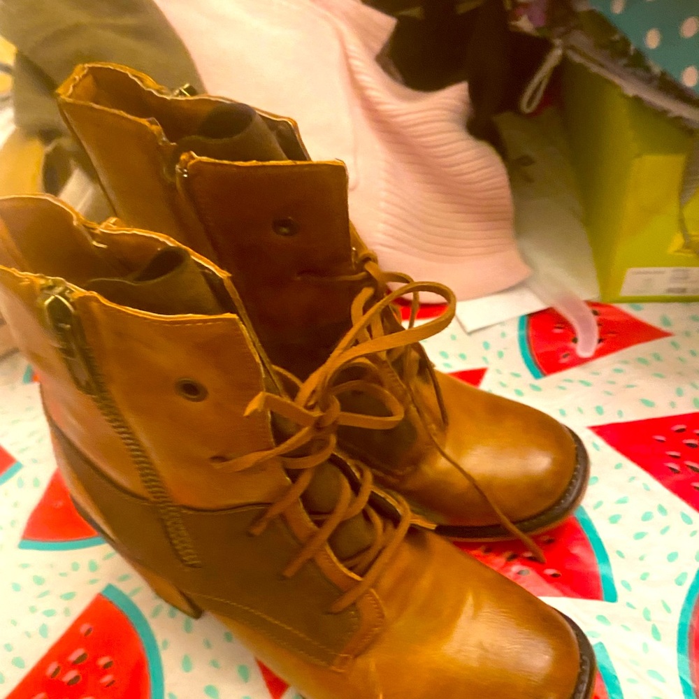 Only worn a few times great condition weather proof boots